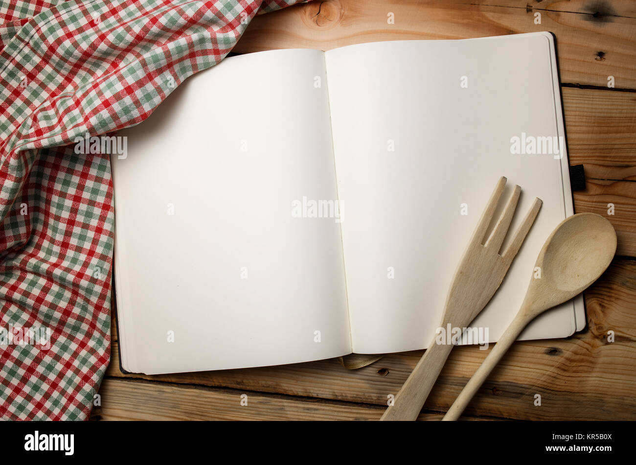 Leere Rezeptbuch auf hölzernen Tisch. Stockfoto