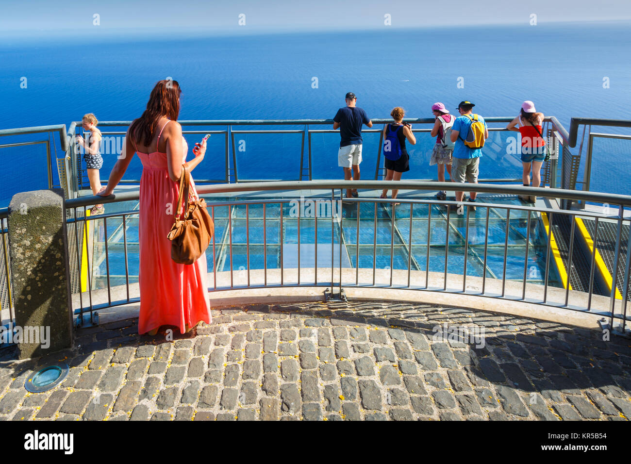 Menschen in einem Skywalk. Stockfoto