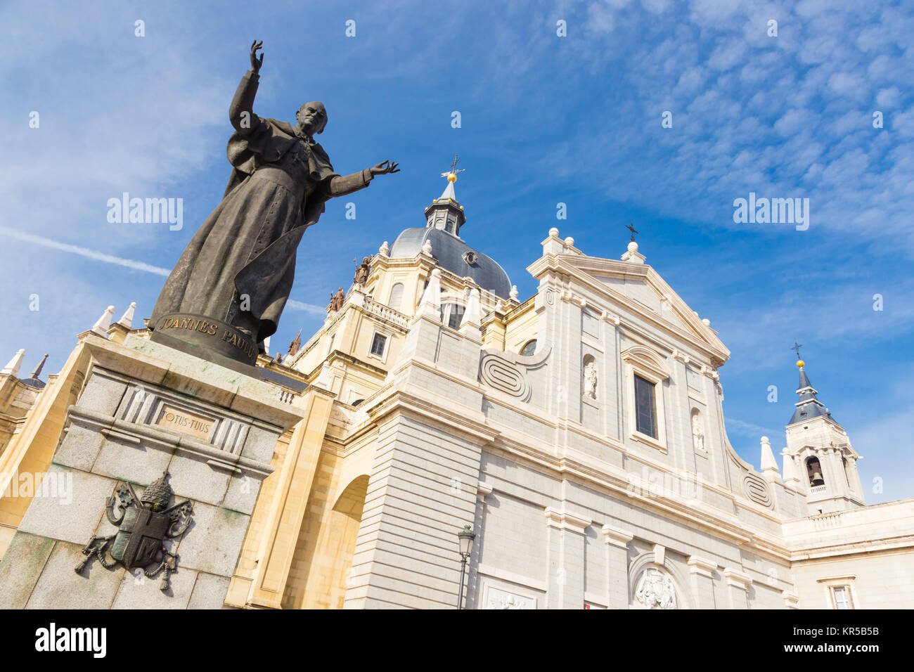 Papst Johannes Paul II.-Statue vor der Kathedrale Almudena in Madrid, Spanien. Stockfoto