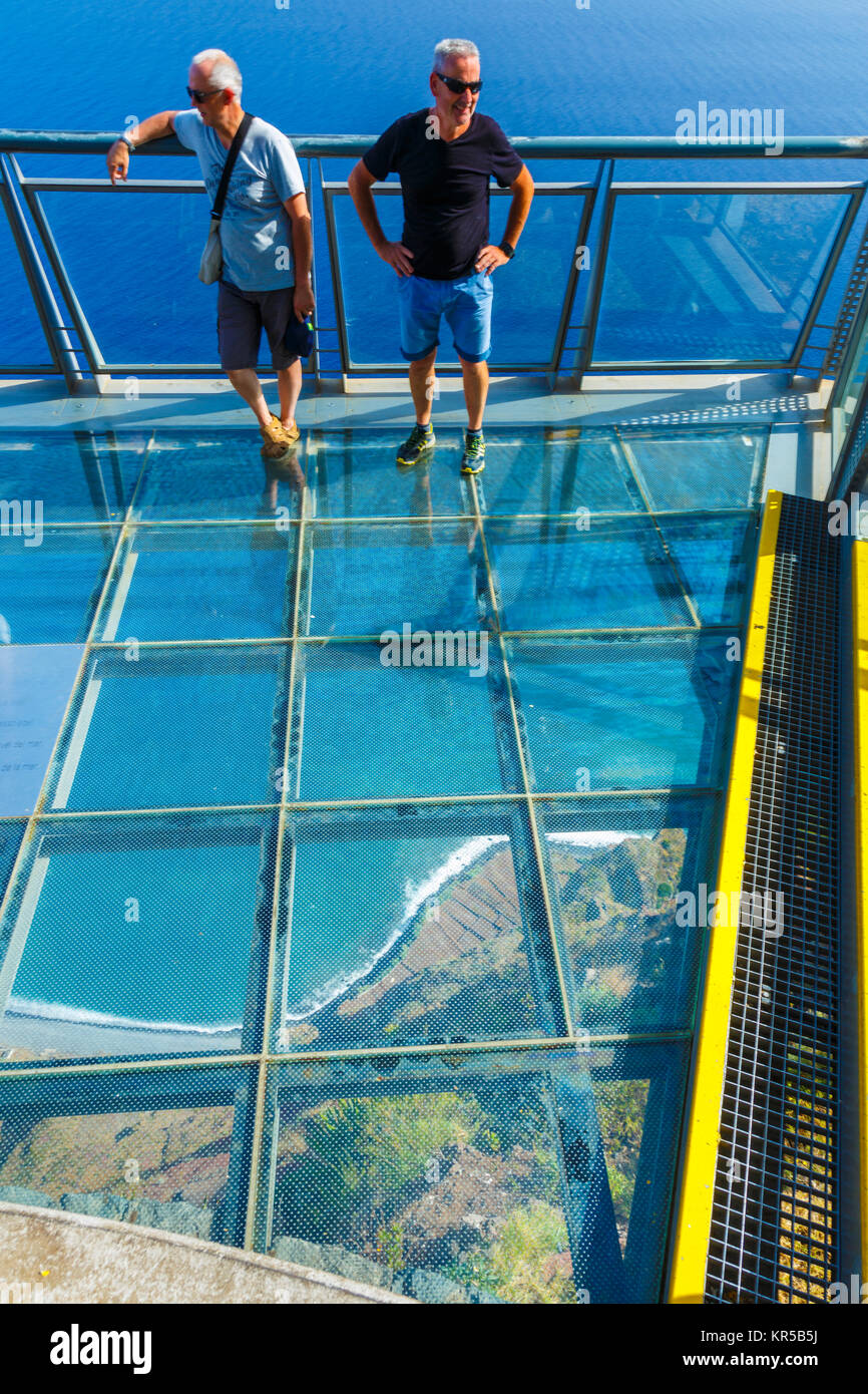 Menschen in einem Skywalk. Stockfoto