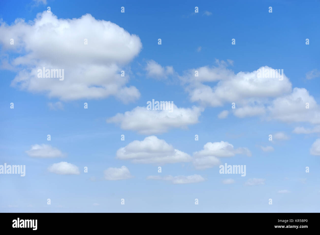 Blauer Himmelshintergrund mit vielen weißen Wolken Stockfoto