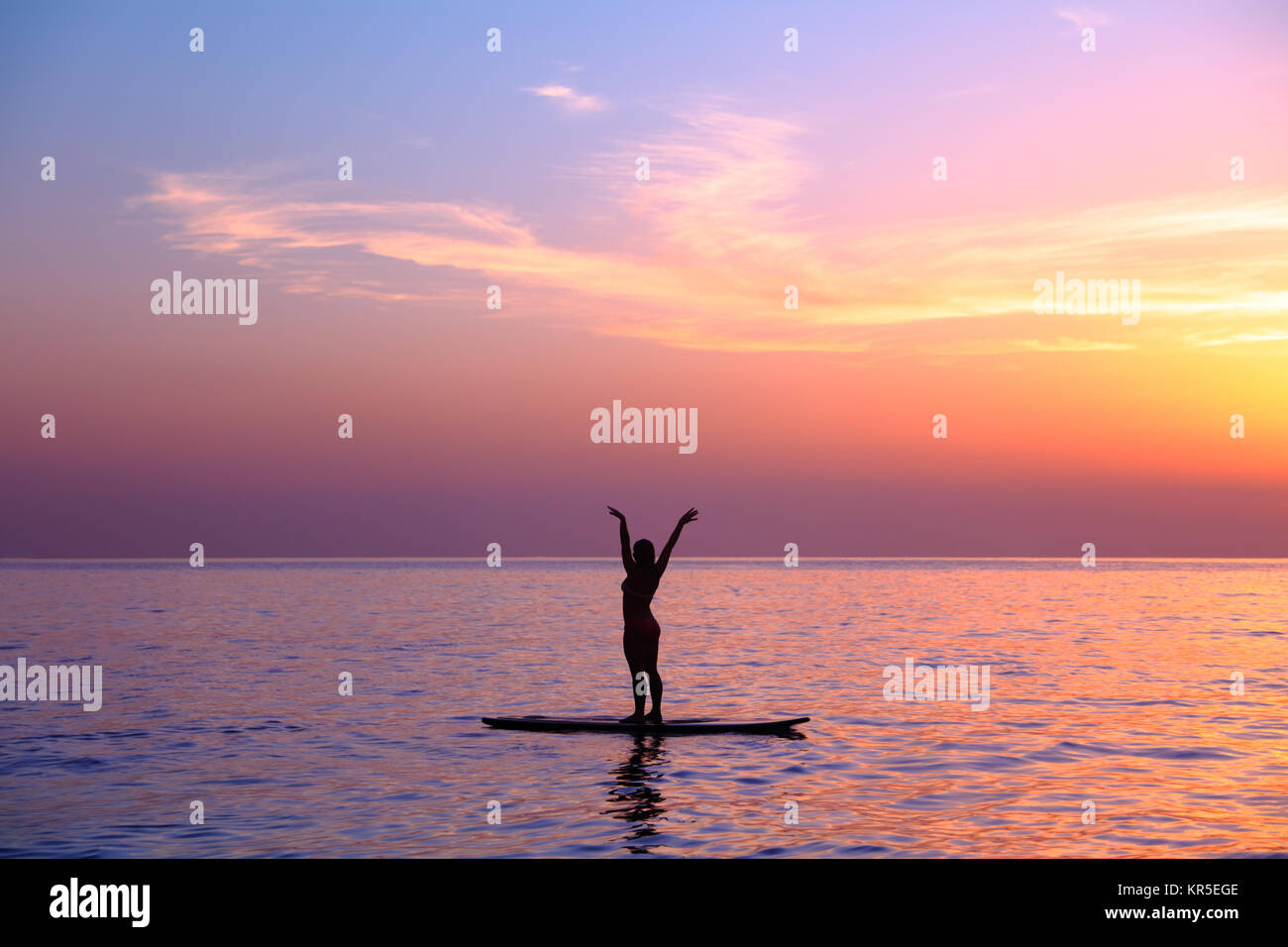 Yoga Asanas am Strand Stockfoto