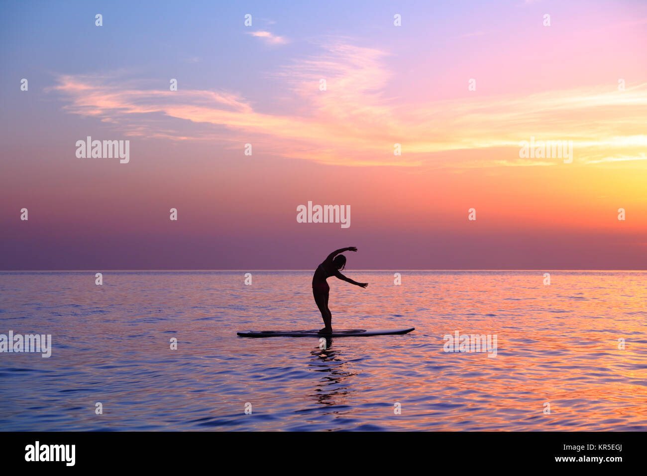 Yoga Asanas am Strand Stockfoto