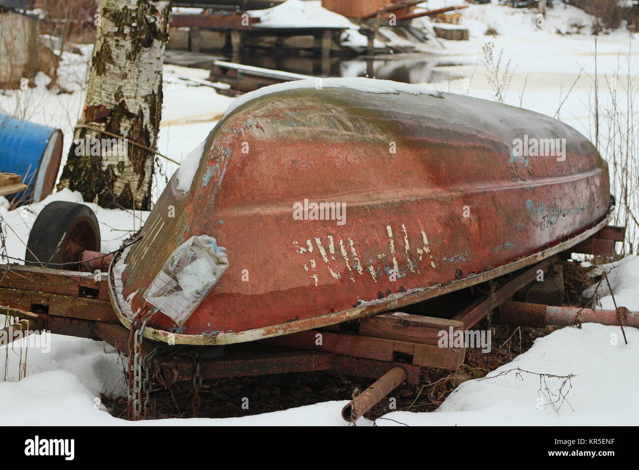 Altes umgedrehtes boot -Fotos und -Bildmaterial in hoher Auflösung – Alamy