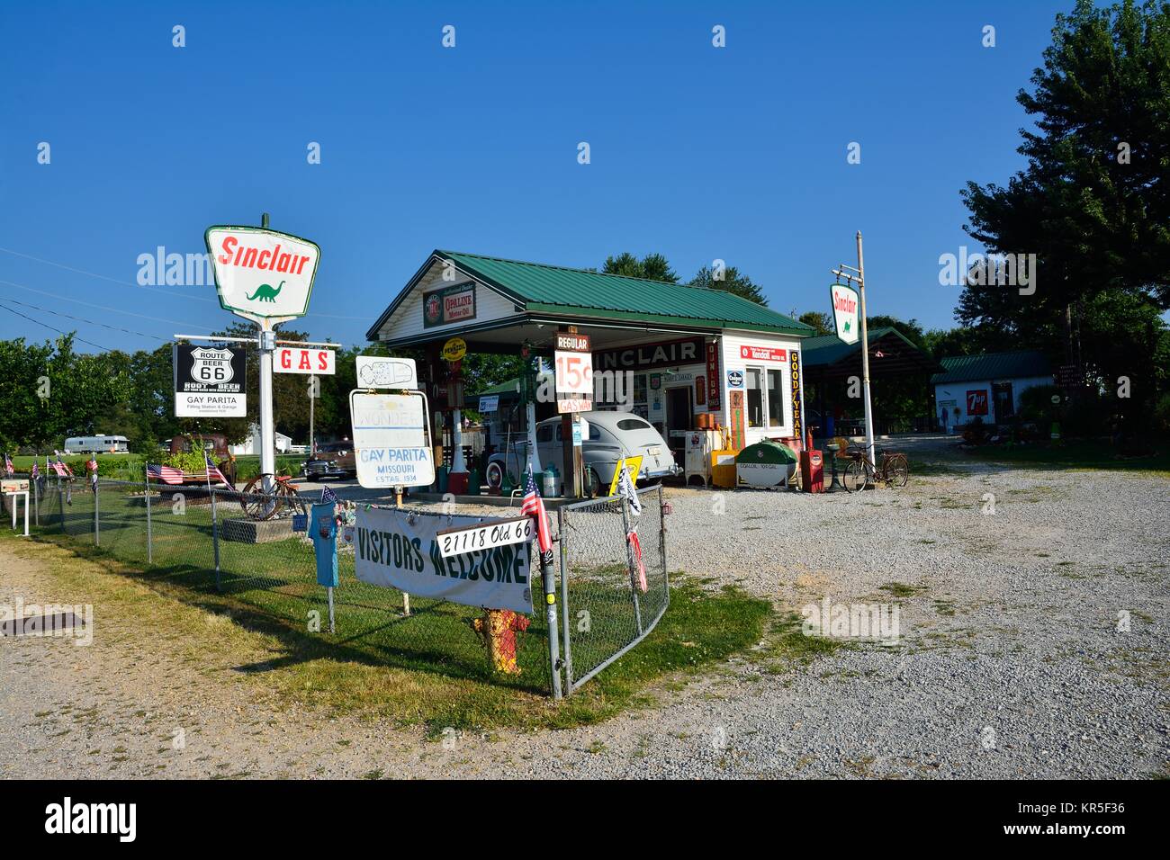 PARIS SPRINGS, USA - 19. JULI 2017: Gay Parita Sinclair Gas Station, eine Route 66 Legende. Eigentümer: Gary Turner. Dies ist eine Nachbildung eines ca. 1930 Gas s Stockfoto PARIS SPRINGS, USA - 19. JULI 2017: Gay Parita Sinclair Gas Station, eine Route 66 Legende. Eigentümer: Gary Turner. Dies ist eine Nachbildung eines ca. 1930 Gas s Stockfoto