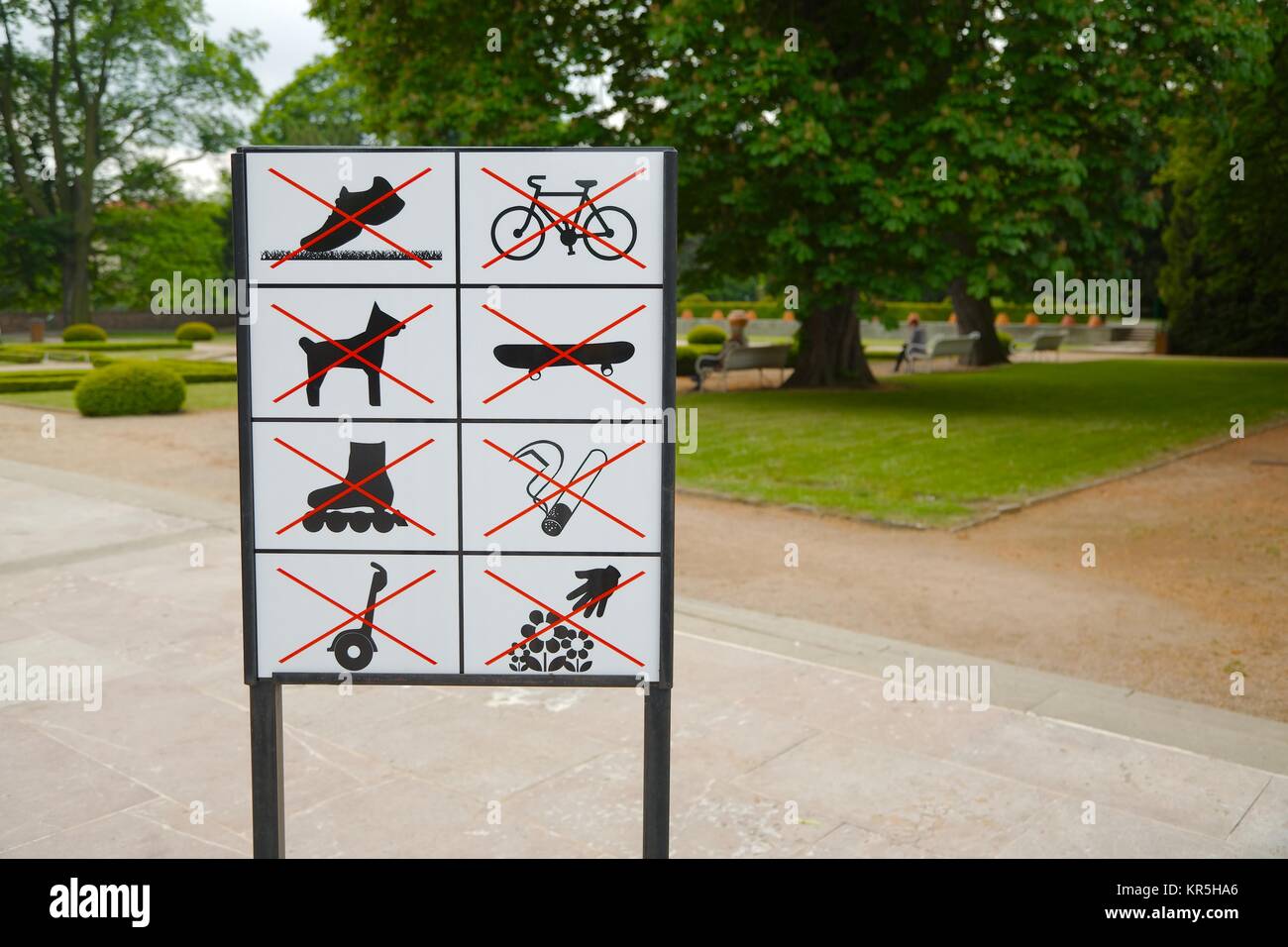 Schild mit Regeln Stockfoto