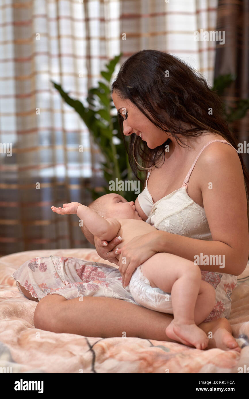 Junge Mama und Baby. Stockfoto