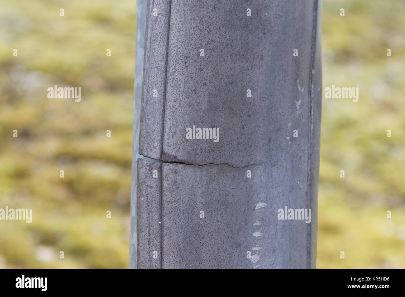 Durch Vandalismus zerstÃ¶rte MasttÃ¼r StraÃŸenbeleuchtungsmast Stockfoto