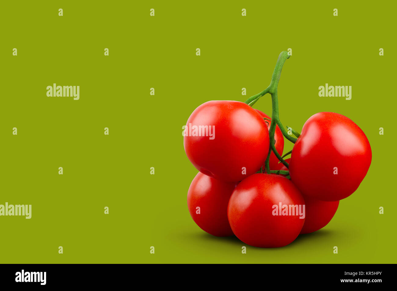 Minimale Zusammensetzung der Tomaten auf grünem Hintergrund Stockfoto