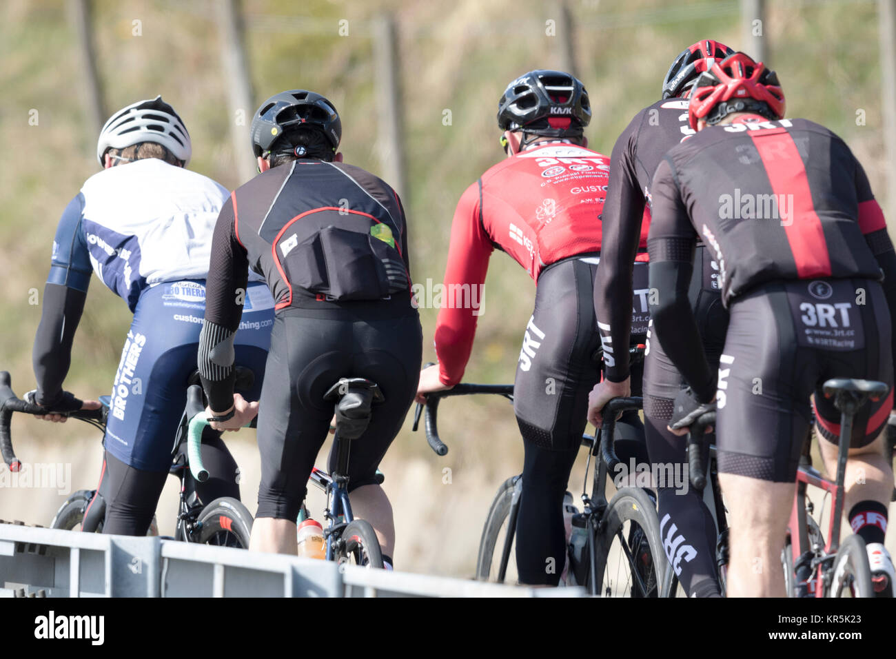 Peak District, West Yorkshire, Holmfirth, Radfahrer klettern Holme Moss. Stockfoto