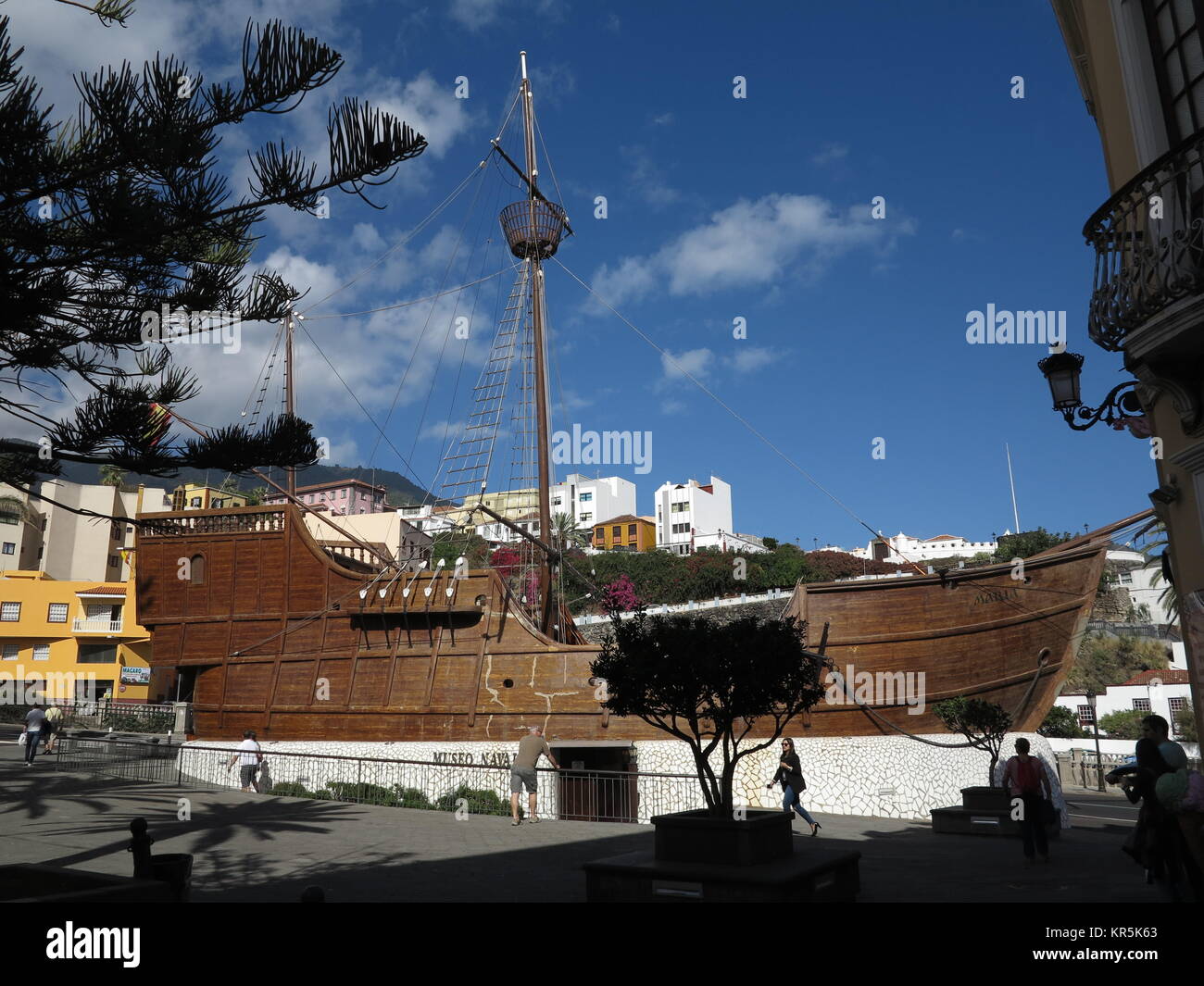 Eine getreue Wiederaufbau der Karavelle Santa Maria in der Altstadt von Santa Cruz auf La Palma Auf den Kanarischen Inseln, Spanien, dargestellt am 22.11.2017. Es war auf einem Schiff, wie dieser, die Columbus der "neuen Welt" entdeckt. | Verwendung weltweit Stockfoto