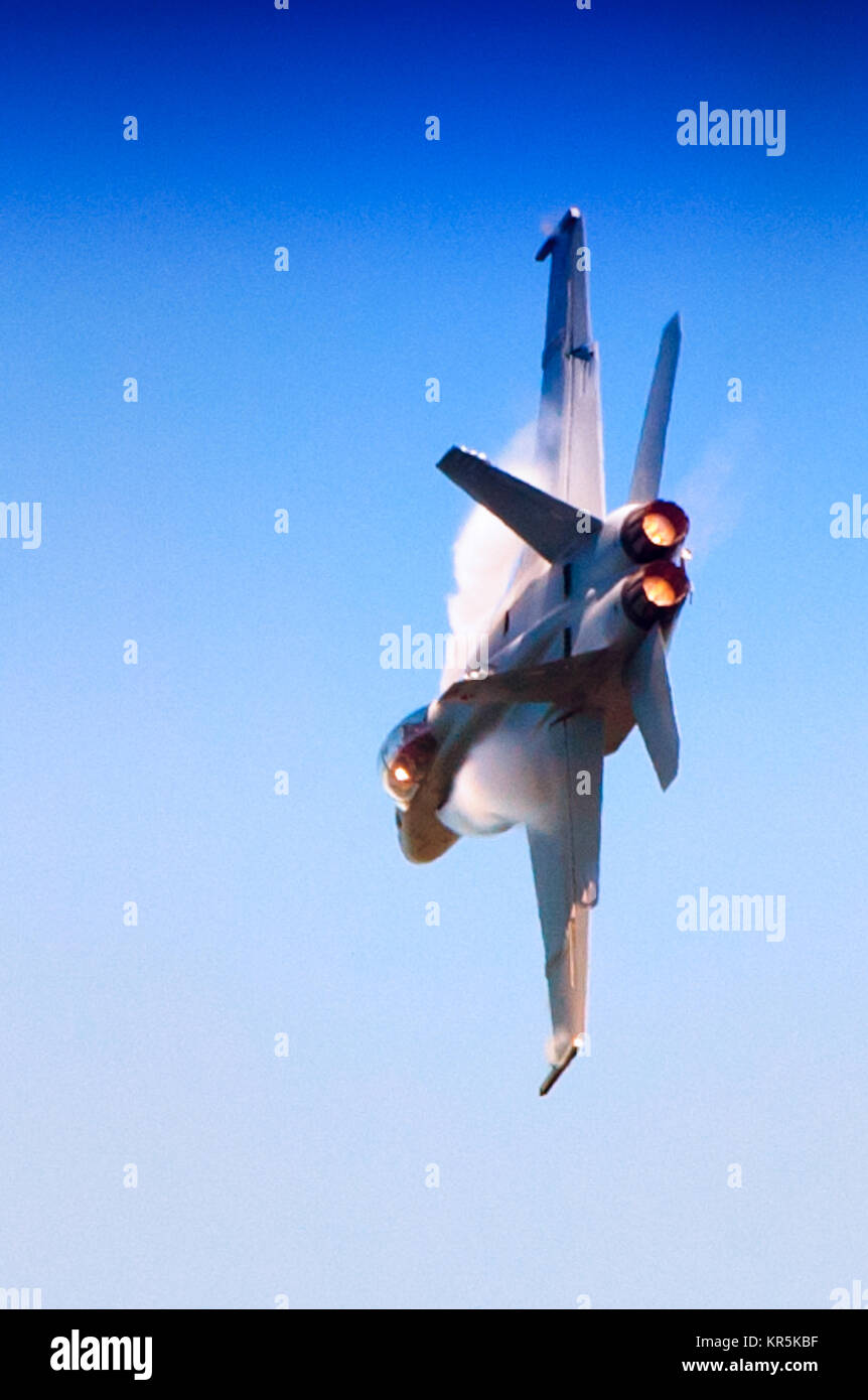 Demonstration von McDonnell Douglas FA-18 Hornet am Fleet Week-Feier am 8. Oktober 2011 in San Francisco, San Francisco Bay, Kalifornien, USA Stockfoto