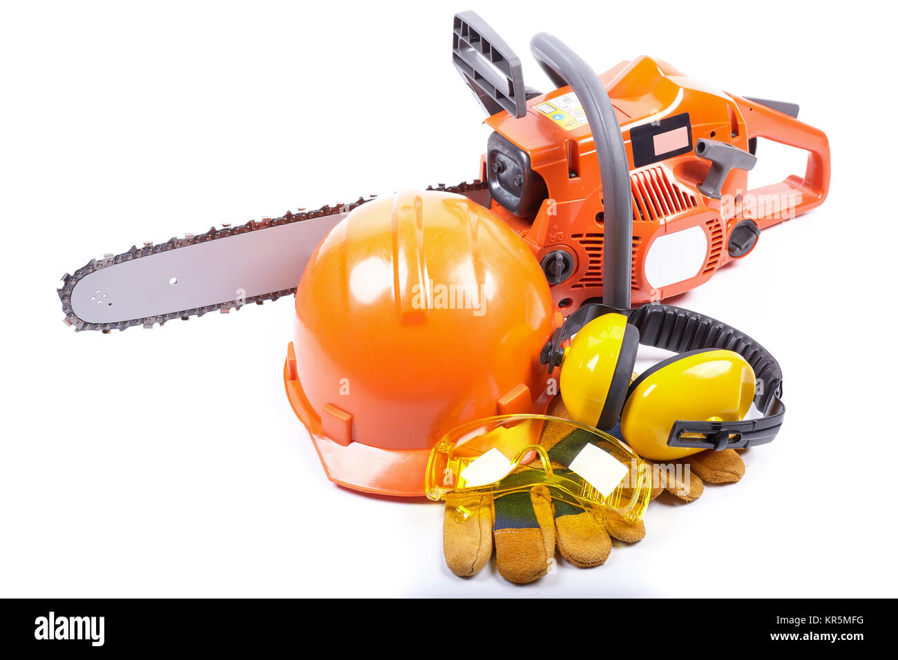 Kettensäge und schützende Kleidung. Stockfoto