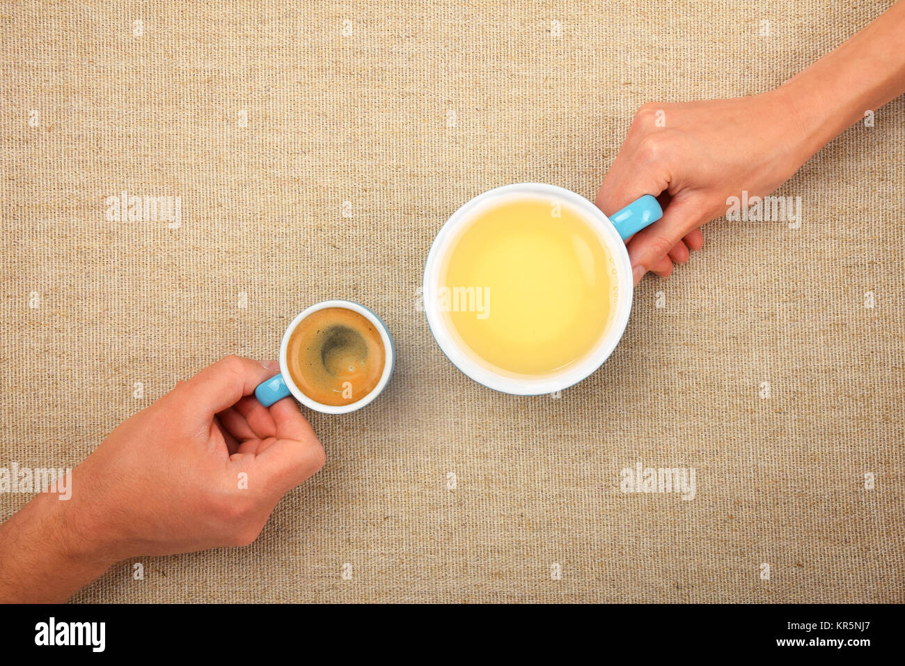 Zwei Hände mit Espresso Kaffee und grünen Tee Tassen Stockfoto