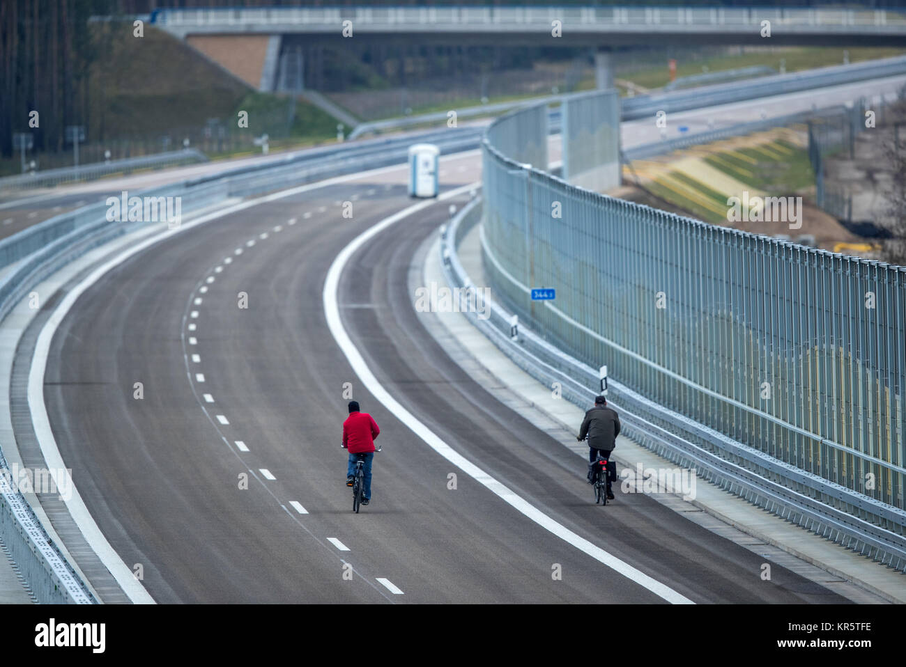 Zwei Radfahrer nutzen die fertige, neue Autobahn A14 Brücke, überqueren