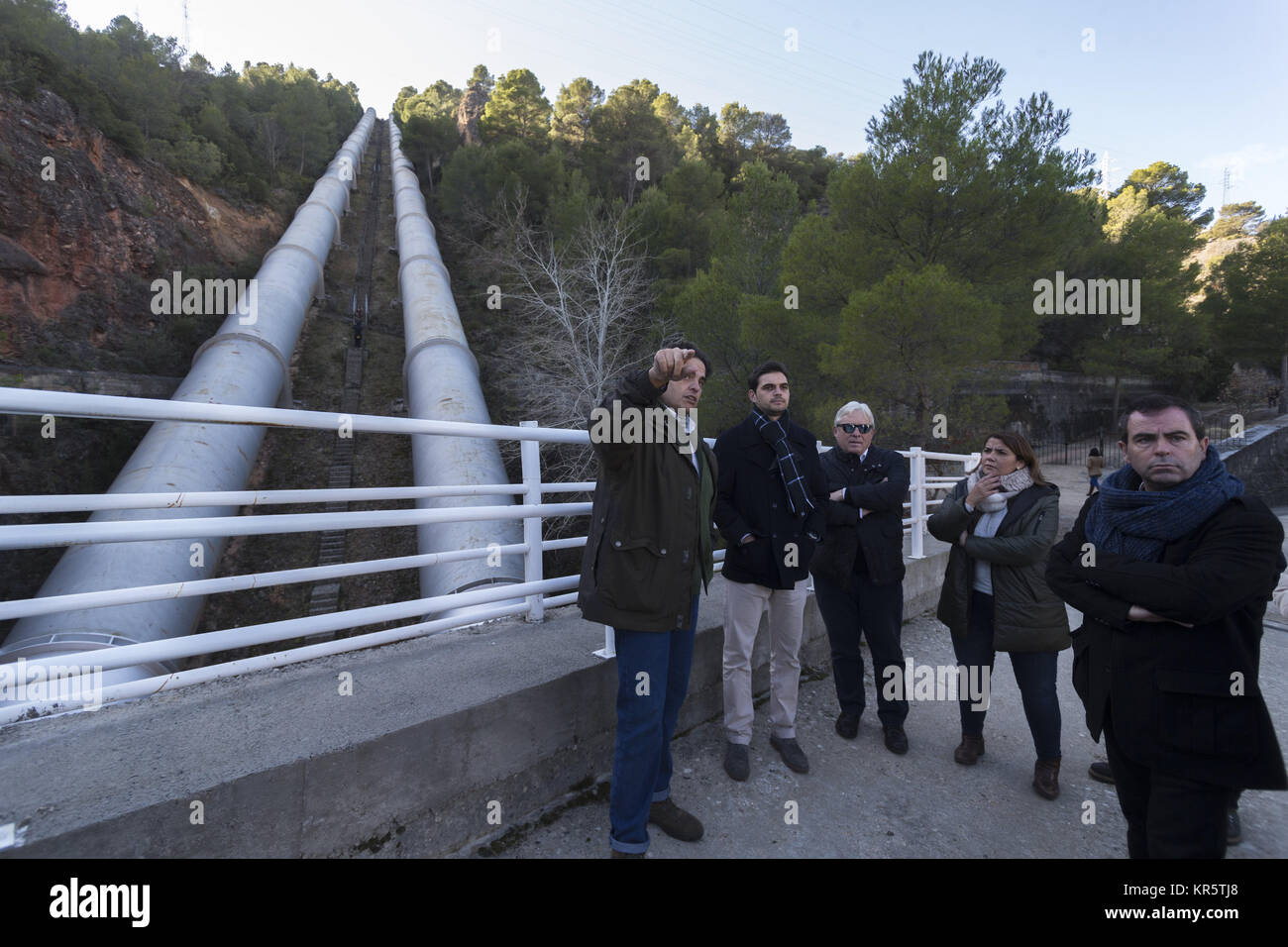 Guadalajara, Spanien. Dezember 16, 2017 - SacedÃ³N, Guadalajara, Spanien - lokale Politiker der Uferbereiche und der Stadtrat von Förderung von Castilla La Cancha bei einem Besuch der EntrepeÃ ± als Reservoir gesehen. Den Fluss Tejo ist langsam austrocknen. Opfer der schlimmsten Dürre der letzten zwanzig Jahre und ein Wasser transfer Politik für die Regionen Süd-osten Spanien, die von der intensiven Bewässerung Landwirtschaft, der längste Fluss auf der Iberischen Halbinsel nach und nach sterben Leben. Credit: Manu Reino/SOPA/ZUMA Draht/Alamy leben Nachrichten Stockfoto