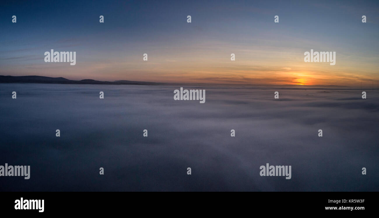 Great Eccleston, UK. 18 Dez, 2017. Sonnenaufgang über dem Pennines, aufgenommen von drohne über Great Eccleston. Quelle: Russell Millner/Alamy leben Nachrichten Stockfoto