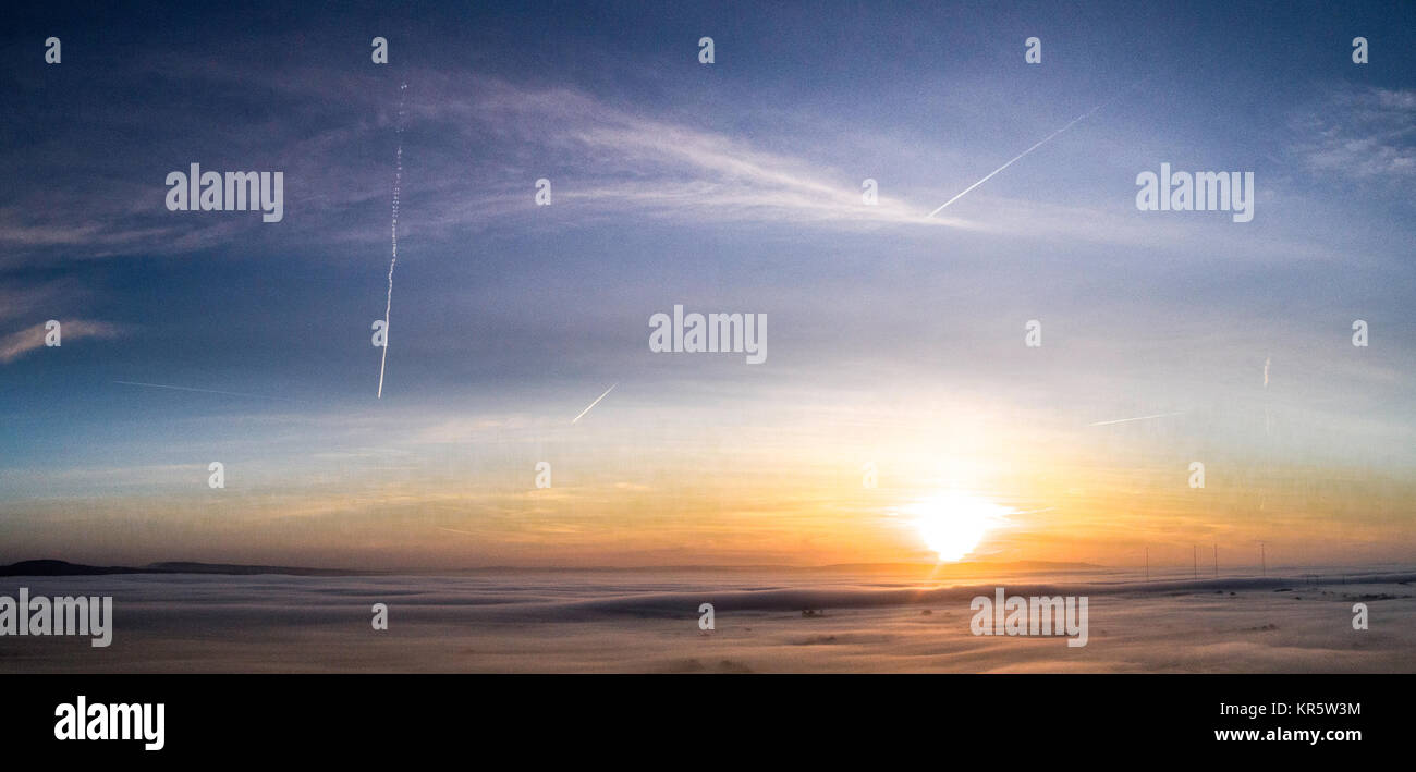 Great Eccleston, UK. 18 Dez, 2017. Sonnenaufgang über dem Pennines, aufgenommen von drohne über Great Eccleston. Quelle: Russell Millner/Alamy leben Nachrichten Stockfoto