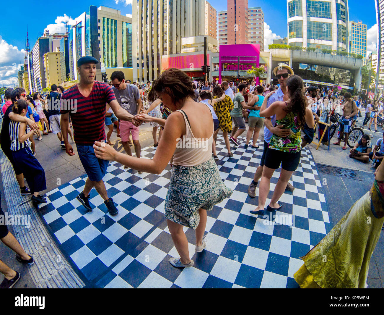 Sao Paulo, Brasilien. Dezember 18, 2017 - JAZZ IN DER STRASSE: Es geschah in SÃ £ o Paulo auf der Avenida Paulista die ambulante Maßnahmen'' Jazz auf der Straße''. Der Vorschlag der Gruppe ist Lindy Hop mit offenen und freien Klassen in der gesamten Stadt zu verbreiten. Lindy Hop ist ein gesellschaftstänze, die zwischen den 1920er und 1930er Jahre im New Yorker Stadtteil Harlem entstanden. Um den Sound des Swing Jazz getanzt, ihre Ursprünge gehen zurück nach Charleston, Breakaway und Pattaya. Heute auf der ganzen Welt, es ist allgemein anerkannt, für die abgespeckte, entspannt und Spaß Stil, daher ist es schwer Stockfoto