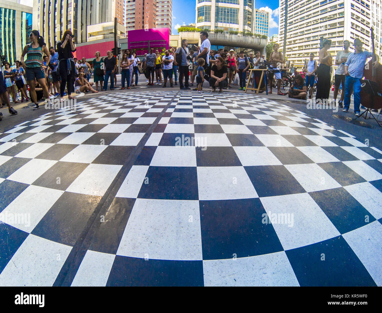 Sao Paulo, Brasilien. Dezember 18, 2017 - JAZZ IN DER STRASSE: Es geschah in SÃ £ o Paulo auf der Avenida Paulista die ambulante Maßnahmen'' Jazz auf der Straße''. Der Vorschlag der Gruppe ist Lindy Hop mit offenen und freien Klassen in der gesamten Stadt zu verbreiten. Lindy Hop ist ein gesellschaftstänze, die zwischen den 1920er und 1930er Jahre im New Yorker Stadtteil Harlem entstanden. Um den Sound des Swing Jazz getanzt, ihre Ursprünge gehen zurück nach Charleston, Breakaway und Pattaya. Heute auf der ganzen Welt, es ist allgemein anerkannt, für die abgespeckte, entspannt und Spaß Stil, daher ist es schwer Stockfoto