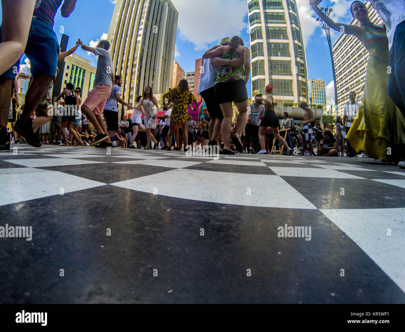 Sao Paulo, Brasilien. Dezember 18, 2017 - JAZZ IN DER STRASSE: Es geschah in SÃ £ o Paulo auf der Avenida Paulista die ambulante Maßnahmen'' Jazz auf der Straße''. Der Vorschlag der Gruppe ist Lindy Hop mit offenen und freien Klassen in der gesamten Stadt zu verbreiten. Lindy Hop ist ein gesellschaftstänze, die zwischen den 1920er und 1930er Jahre im New Yorker Stadtteil Harlem entstanden. Um den Sound des Swing Jazz getanzt, ihre Ursprünge gehen zurück nach Charleston, Breakaway und Pattaya. Heute auf der ganzen Welt, es ist allgemein anerkannt, für die abgespeckte, entspannt und Spaß Stil, daher ist es schwer Stockfoto