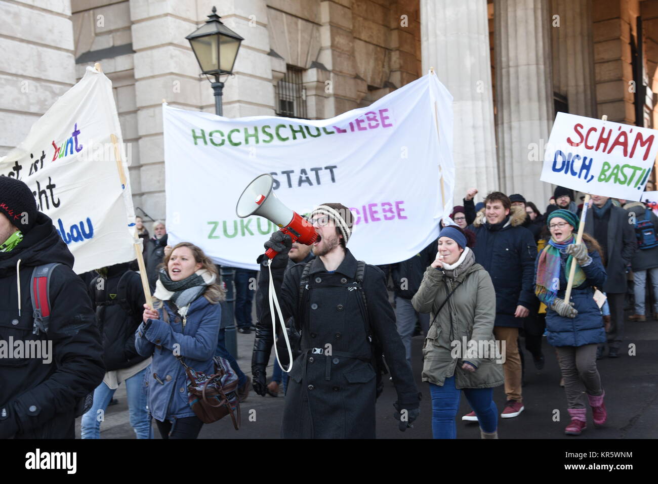 Wien, Österreich, 18. Dezember 2017. Tausende von Menschen versammeln sich im Zentrum von Wien die neue rechte Regierung zu protestieren, Stockfoto