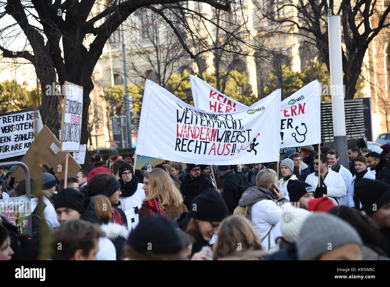 Wien, Österreich, 18. Dezember 2017. Tausende von Menschen versammeln sich im Zentrum von Wien die neue rechte Regierung zu protestieren, Stockfoto