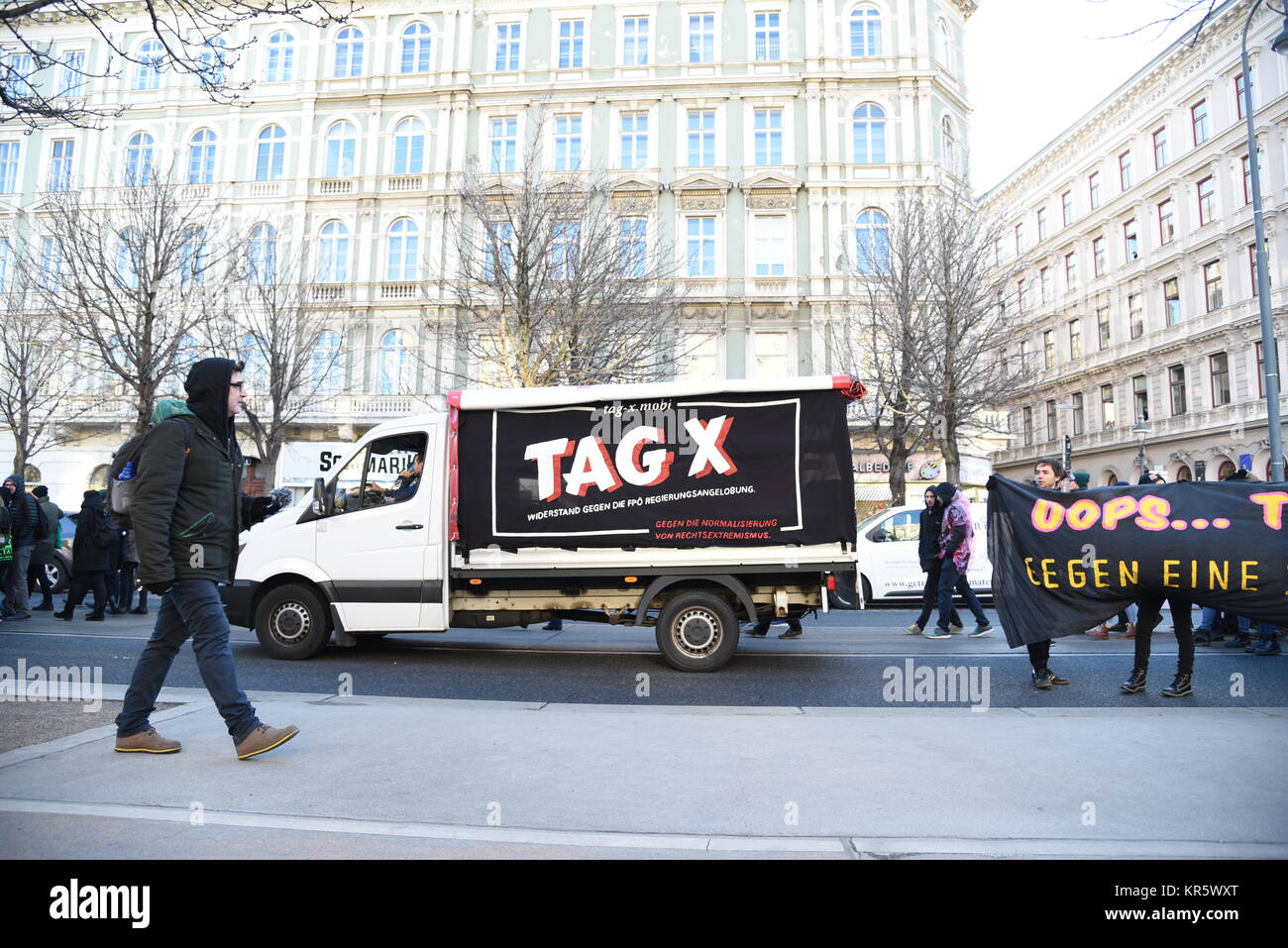 Wien, Österreich, 18. Dezember 2017. Tausende von Menschen versammeln sich im Zentrum von Wien die neue rechte Regierung zu protestieren, Stockfoto