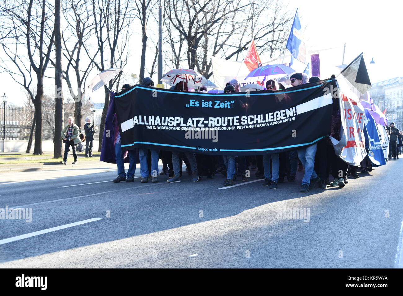 Wien, Österreich, 18. Dezember 2017. Tausende von Menschen versammeln sich im Zentrum von Wien die neue rechte Regierung zu protestieren, Stockfoto