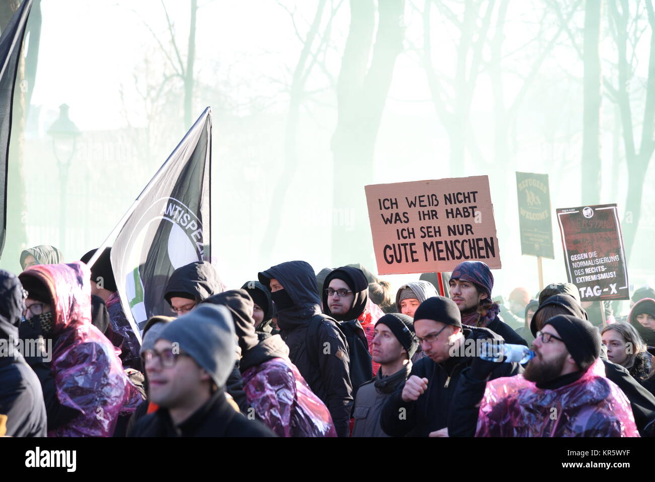 Wien, Österreich, 18. Dezember 2017. Tausende von Menschen versammeln sich im Zentrum von Wien die neue rechte Regierung zu protestieren, Stockfoto