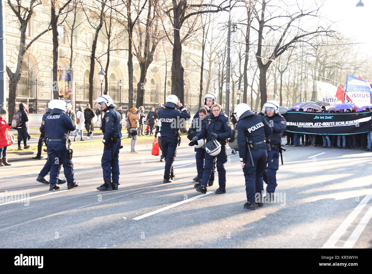 Wien, Österreich, 18. Dezember 2017. Tausende von Menschen versammeln sich im Zentrum von Wien die neue rechte Regierung zu protestieren, Stockfoto