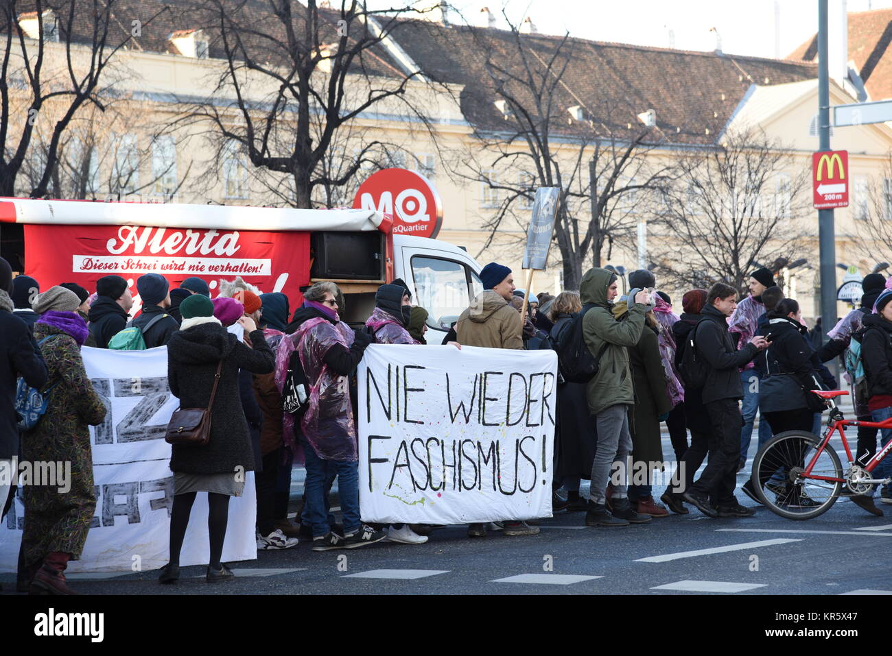 Wien, Österreich, 18. Dezember 2017. Tausende von Menschen versammeln sich im Zentrum von Wien die neue rechte Regierung zu protestieren, Stockfoto