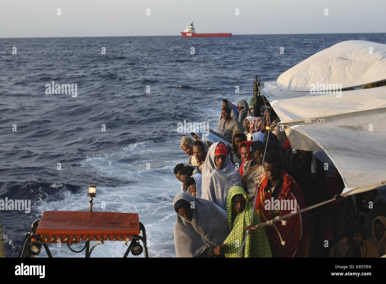 November 4, 2017 - Italien - Migranten warten nach Italien zu kommen nach der spanischen NRO Proactiva offenen Armen gerettet werden.. Die spanischen NRO Proactiva offenen Armen 378 Migranten gerettet. Sie waren 20 Meilen von der libyschen Küste. Seit Anfang des Jahres, nahezu 3.000 Menschen ihr Leben im Mittelmeer verloren. Auch wenn alle 53 ist gestorben überqueren, Migranten halten auf dem Versuchen, Libyen zu verlassen, weil sie sagen, dass das Leben in Libyen sehr schwierig ist. (Bild: © Samuel Arndt/SOPA über ZUMA Draht) Stockfoto