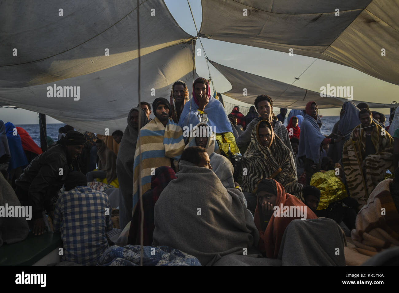 November 4, 2017 - Italien - Migranten warten nach Italien zu kommen nach der spanischen NRO Proactiva offenen Armen gerettet werden.. Die spanischen NRO Proactiva offenen Armen 378 Migranten gerettet. Sie waren 20 Meilen von der libyschen Küste. Seit Anfang des Jahres, nahezu 3.000 Menschen ihr Leben im Mittelmeer verloren. Auch wenn alle 53 ist gestorben überqueren, Migranten halten auf dem Versuchen, Libyen zu verlassen, weil sie sagen, dass das Leben in Libyen sehr schwierig ist. (Bild: © Samuel Arndt/SOPA über ZUMA Draht) Stockfoto