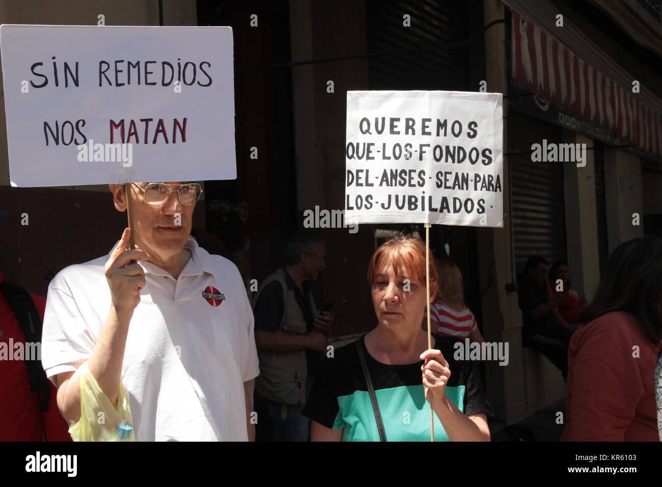 Buenos Aires, Argentinien. 18. Dezember, 2018. Die Umgebung des Kongresses der Nation, geschlossen zu den Demonstranten, die während der Sitzung zur Rentenreform, die in der Kammer der Abgeordneten am Montag in Argentinien diskutiert wird. (Credit: Néstor J. Beremblum/Alamy leben Nachrichten Stockfoto