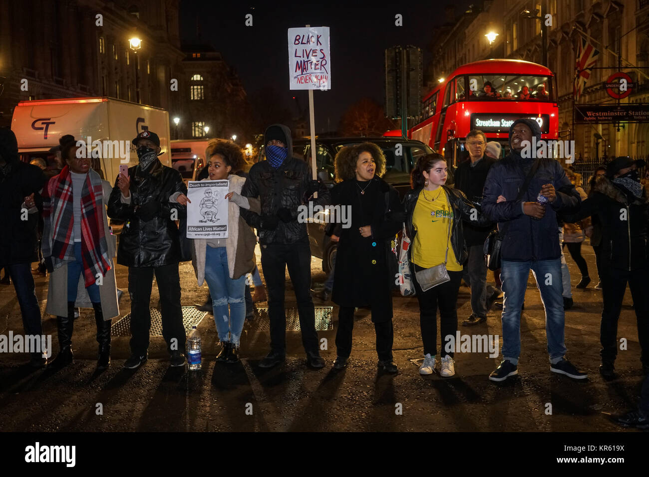 London, England, UK. 18 Dez, 2017. Hunderte von Geräusche Protest blockade Parlament aus Protest gegen Libysche Sklavenhandel afrikanische Gesänge sind nicht für den Verkauf. Credit: Siehe Li/Alamy leben Nachrichten Stockfoto