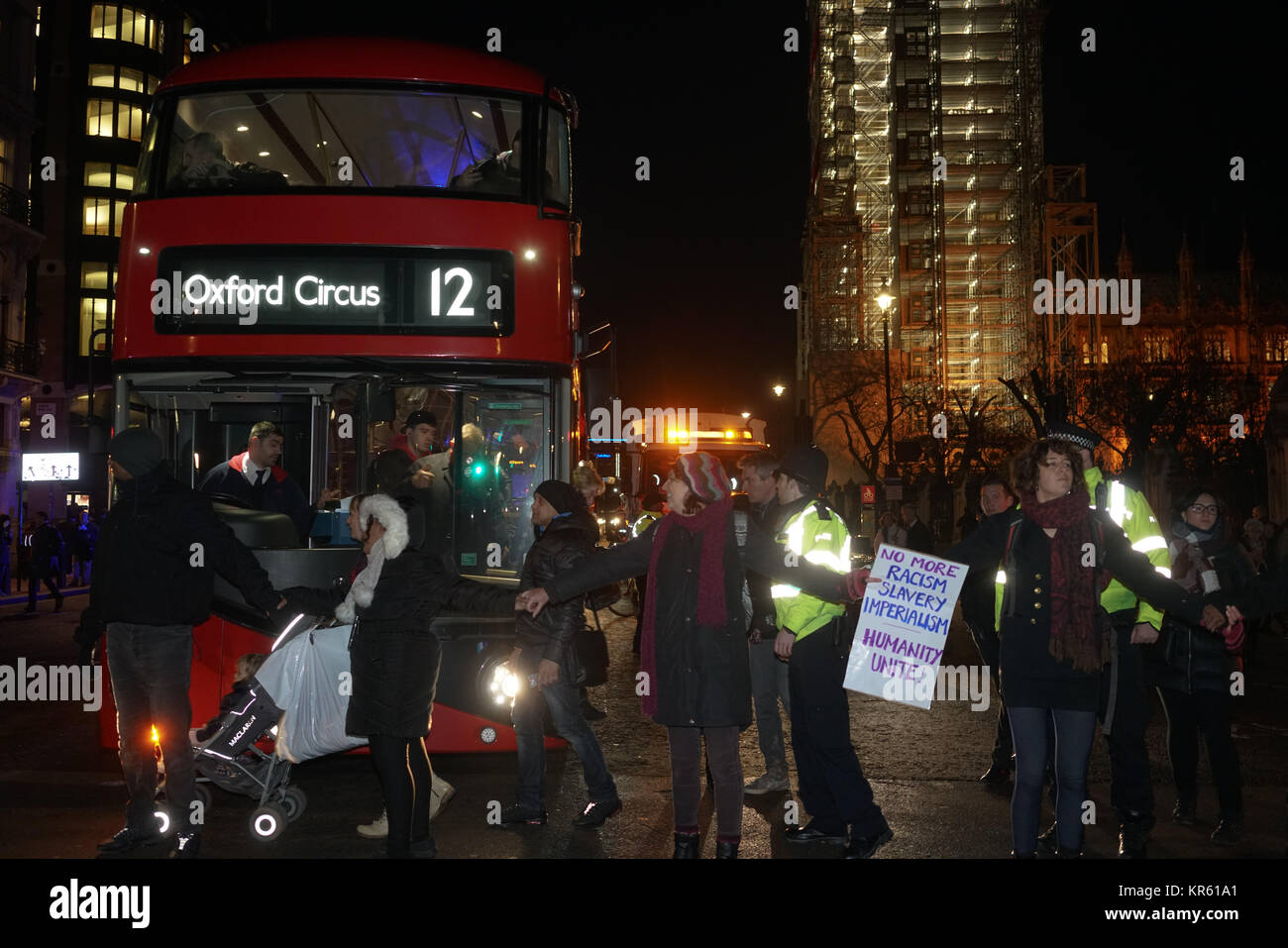 London, England, UK. 18 Dez, 2017. Hunderte von Geräusche Protest blockade Parlament aus Protest gegen Libysche Sklavenhandel afrikanische Gesänge sind nicht für den Verkauf. Credit: Siehe Li/Alamy leben Nachrichten Stockfoto