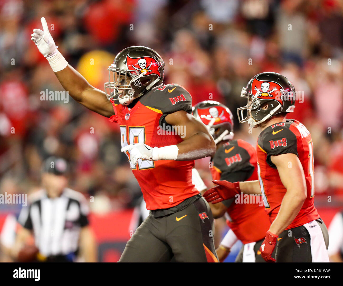 Tampa, Florida, USA. 18 Dez, 2017. MONICA HERNDON | Zeiten. Tampa Bay Buccaneers tight end O.J. Howard (80) feiert ein erstes Viertel Touchdown gegen die Atlanta Falcons in Tampa, Fla. am Montag, Dez. 18, 2017. Credit: Monica Herndon/Tampa Bay Zeiten/ZUMA Draht/Alamy leben Nachrichten Stockfoto