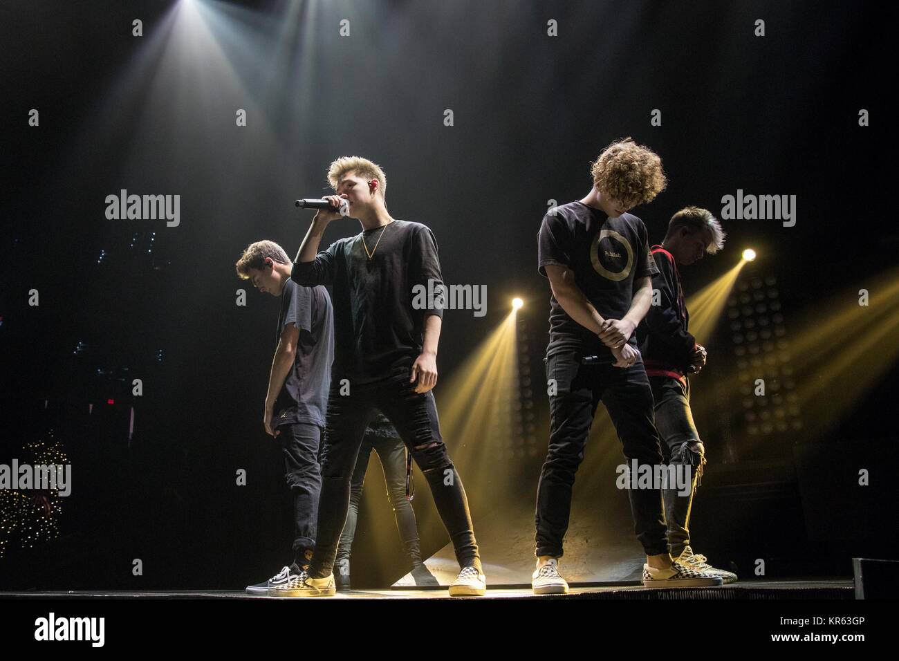 Tampa, Florida, USA. 16 Dez, 2017. ZACH HERRON und JACK AVERY und CORBYN BESSON von Warum nicht wir während der 93,3 FLZ FM Jingle Ball 2017 Amalie Arena in Tampa, Florida Credit: Daniel DeSlover/ZUMA Draht/Alamy leben Nachrichten Stockfoto