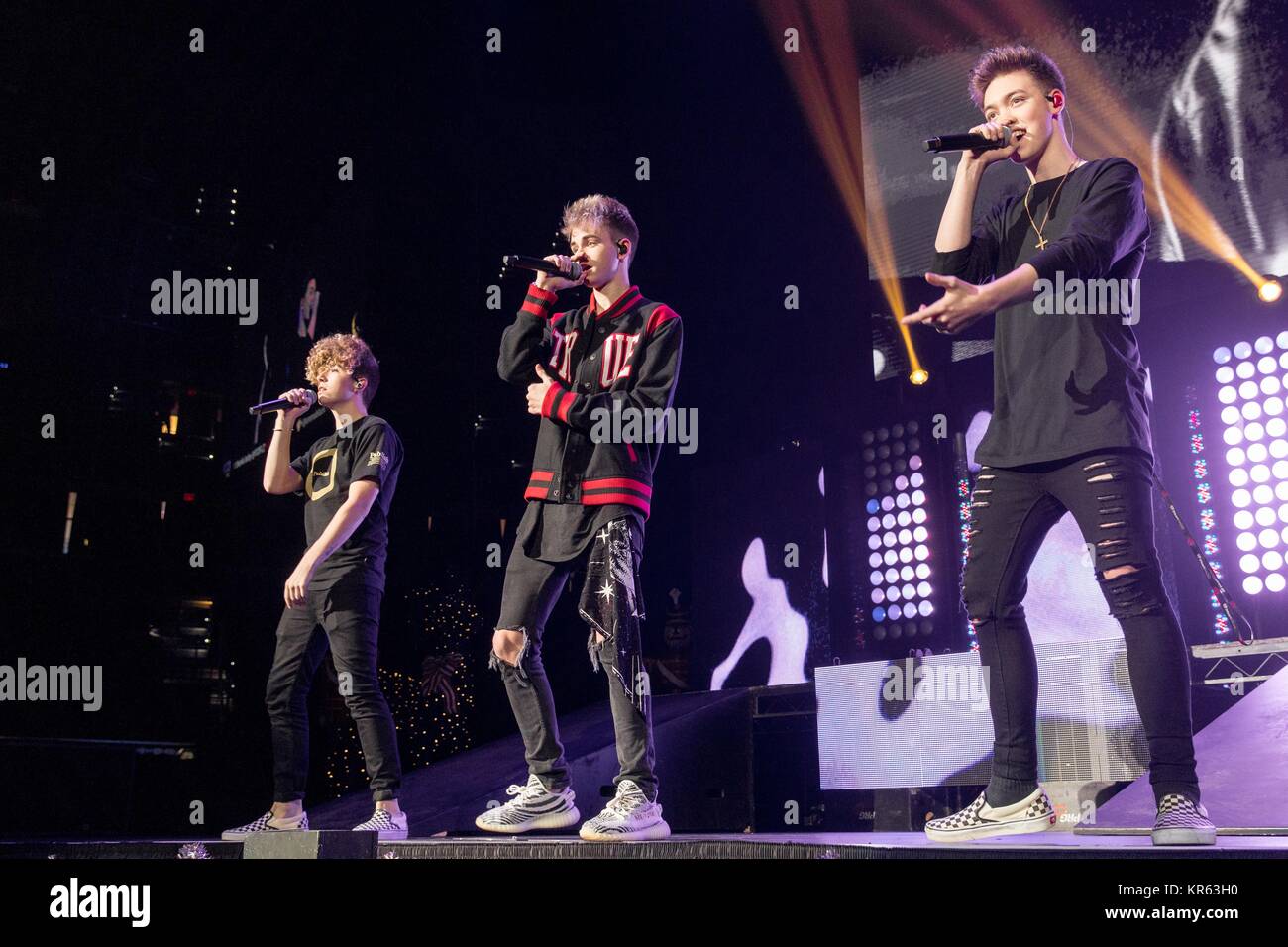Tampa, Florida, USA. 16 Dez, 2017. JACK AVERY, CORBYN BESSON und ZACH HERRON, warum gehen wir nicht in den 93,3 FLZ FM Jingle Ball 2017 Amalie Arena in Tampa, Florida Credit: Daniel DeSlover/ZUMA Draht/Alamy leben Nachrichten Stockfoto