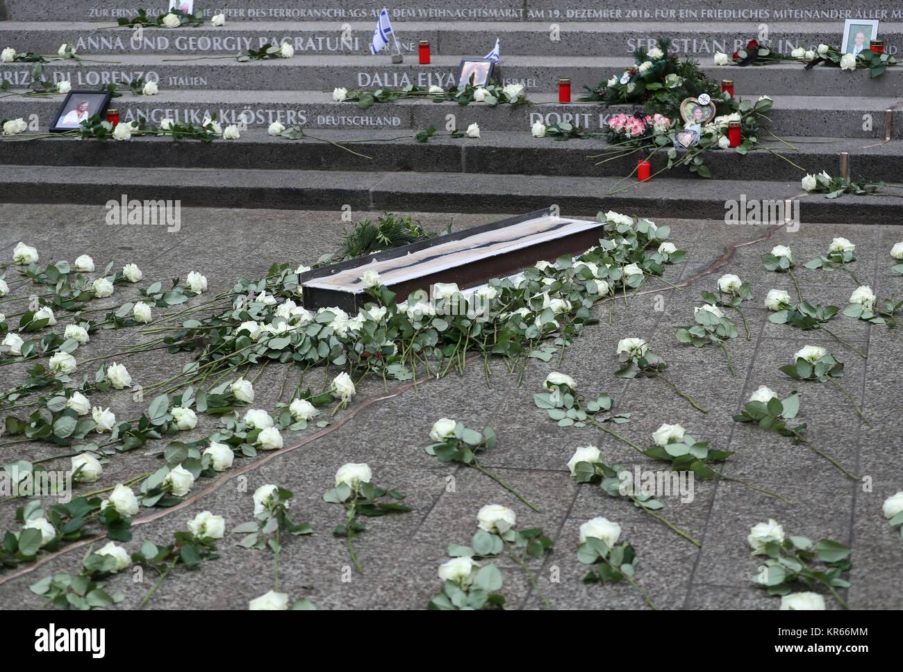 Berlin. 19 Dez, 2017. Foto auf Dez. 19, 2017 zeigt eine Ansicht des Gedenkens an die 1. Jahrestag des Angriffs auf einem Weihnachtsmarkt auf dem Breitscheidplatz in Berlin, Hauptstadt der Bundesrepublik Deutschland. Credit: Shan Yuqi/Xinhua/Alamy leben Nachrichten Stockfoto