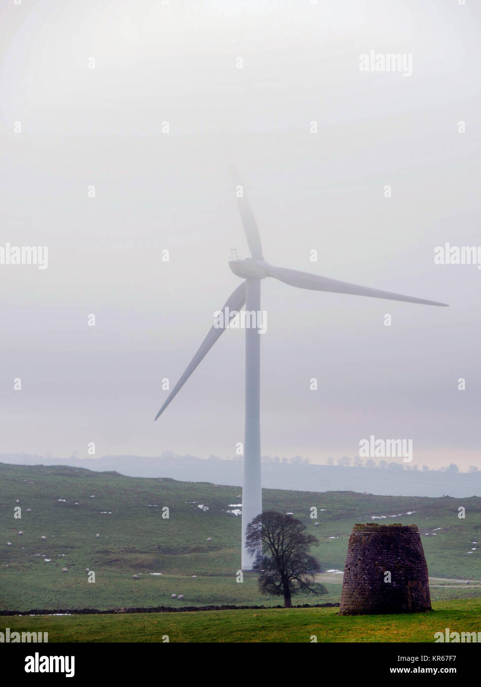 Brassington, Derbyshire. 19. Dezember, 2017. UK Wetter Windenergieanlagen drehen in der kalte Nebel in der Nähe von Brassington, Harborough Felsen & High Peak Trail, Derbyshire, Peak District National Park Credit: Doug Blane/Alamy leben Nachrichten Stockfoto