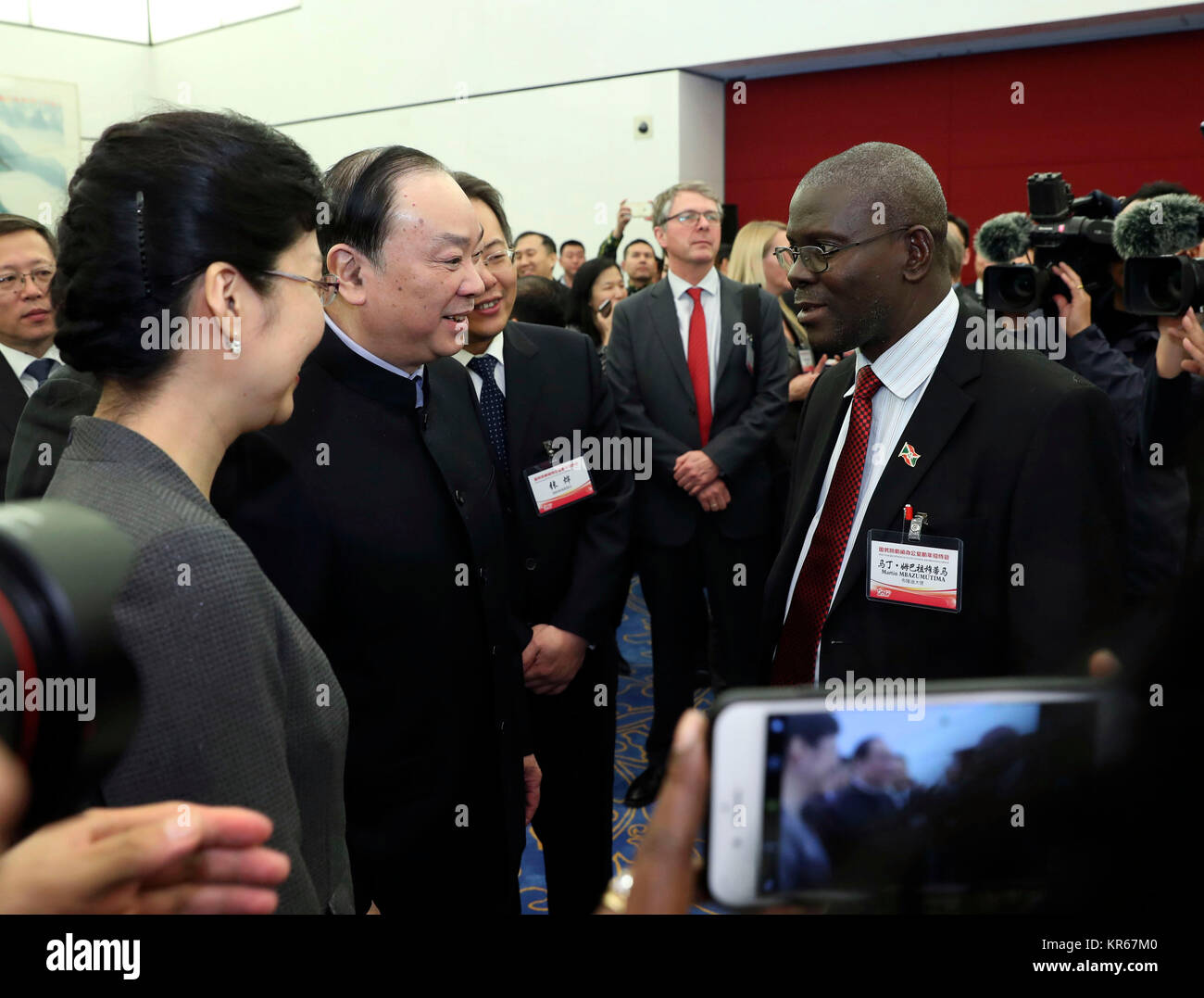 Peking, China. 19 Dez, 2017. Huang Kunming, Leiter der Werbeabteilung der Kommunistischen Partei von China Central Committee, besucht einen Neujahrsempfang des chinesischen Staatsrates Information Office (SCIO) im Nationalmuseum von China in Beijing, die Hauptstadt Chinas, Dez. 19, 2017. Credit: Pang Xinglei/Xinhua/Alamy leben Nachrichten Stockfoto