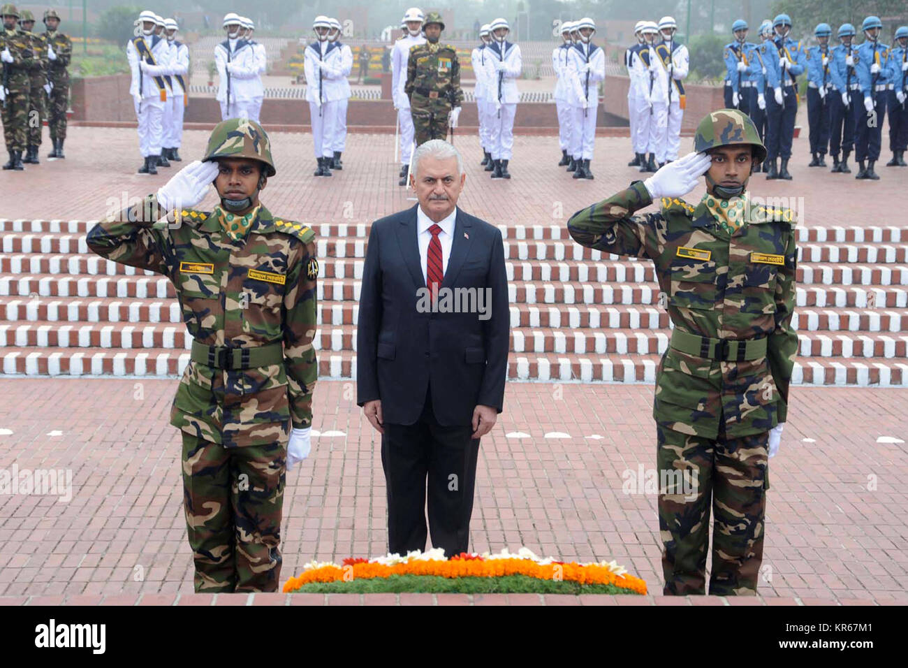 Dhaka, Bangladesch. 19 Dez, 2017. Der türkische Ministerpräsident Binali Yildirim (C) legt einen Kranz am Nationalen Märtyrer" Denkmal in Savar am Rande der Hauptstadt Dhaka, Bangladesh, Dez. 19, 2017. Binali Yildirim kam in Dhaka zu einem zweitägigen Besuch. Credit: Naim Ul Karim/Xinhua/Alamy leben Nachrichten Stockfoto