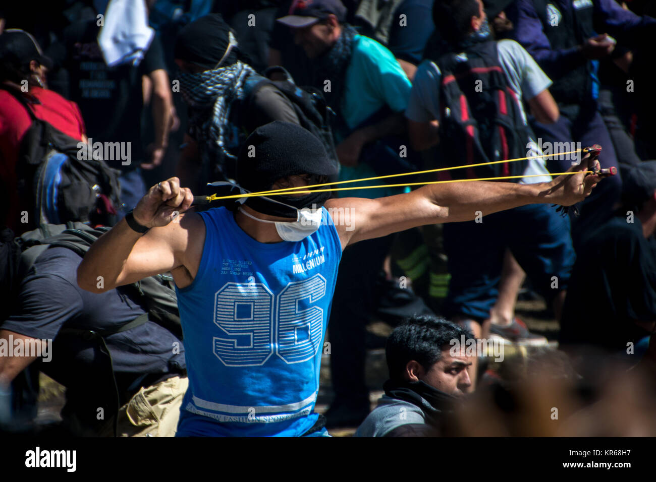 Dezember 18, 2017 - Buenos Aires, Ciudad AutÃ³noma de Buenos Aires, Argentinien - ein Demonstrator zielt. Demonstranten aus verschiedenen linken Gruppen angegriffen Polizei nach einer weitgehend friedlichen Demonstration vor der Nation Kongress Gebäude. Die Rechnung, die Sie Protestierten''" eine Revision des Rentensystems''""" wurde Gesetz am folgenden Morgen. Credit: SOPA/ZUMA Draht/Alamy leben Nachrichten Stockfoto