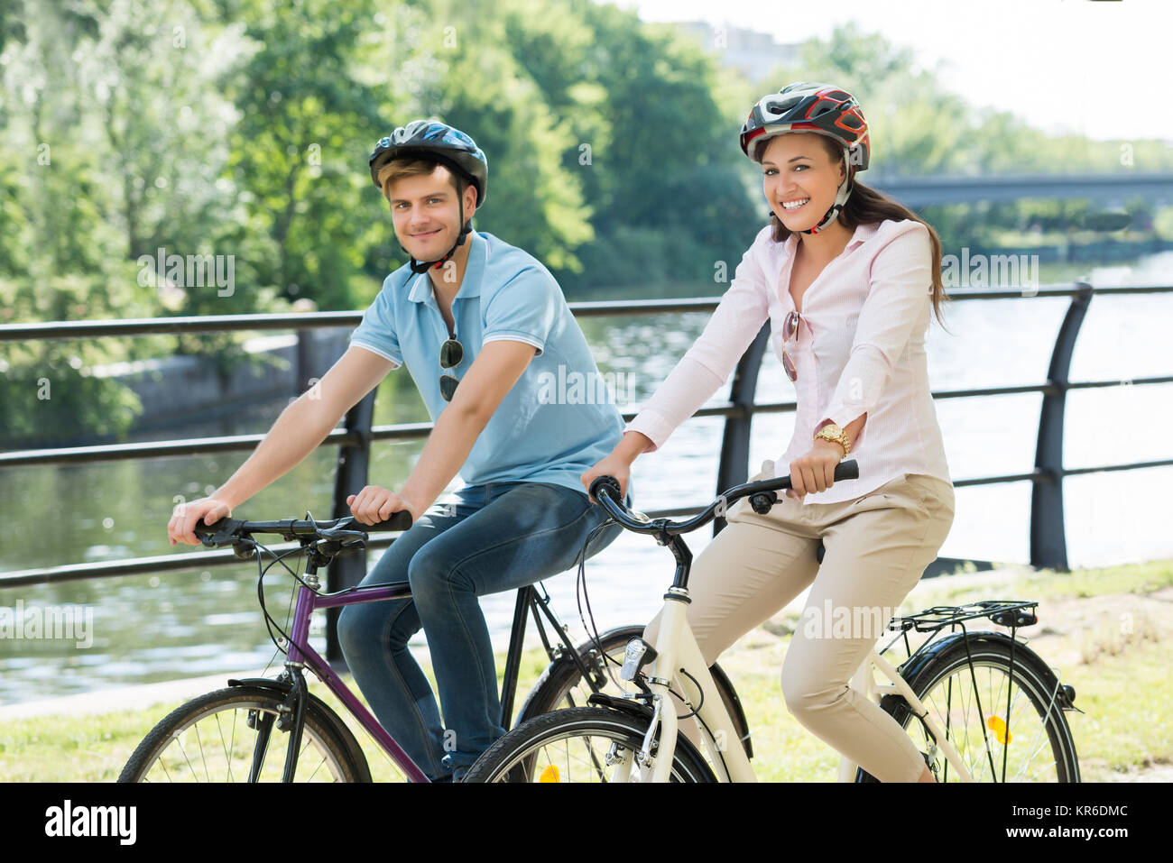 Paar auf Fahrrädern fahren Im Park Stockfoto