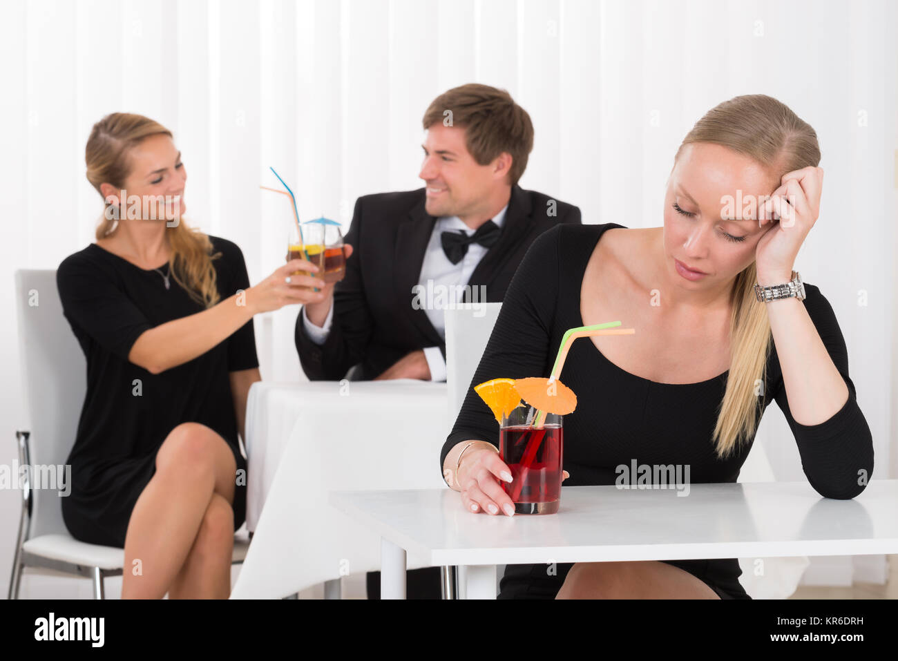 Deprimiert Frau sitzt im Restaurant Stockfoto