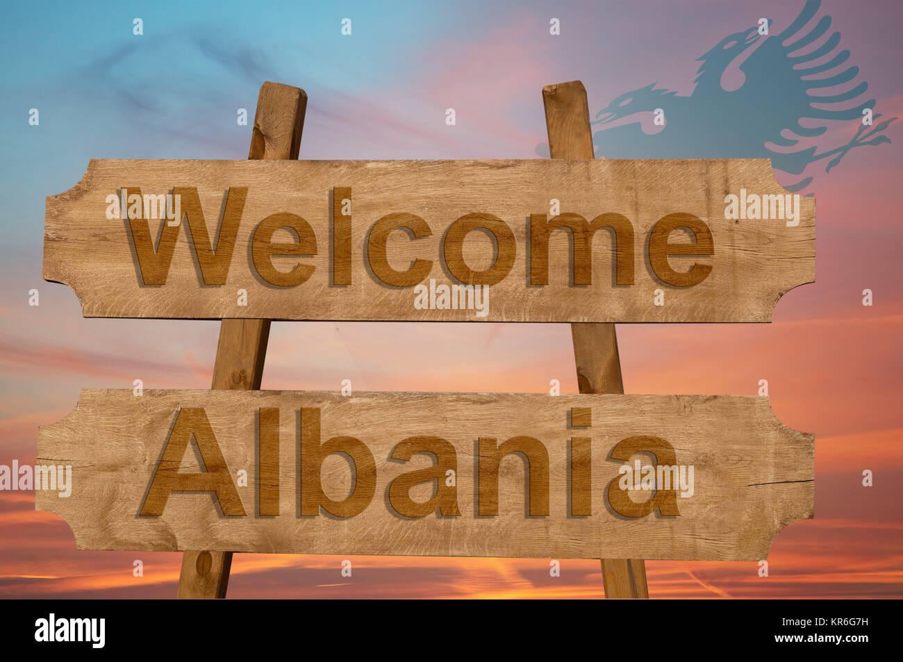 Willkommen in Albanien auf Holz Hintergrund mit Blending Nationalflagge ...
