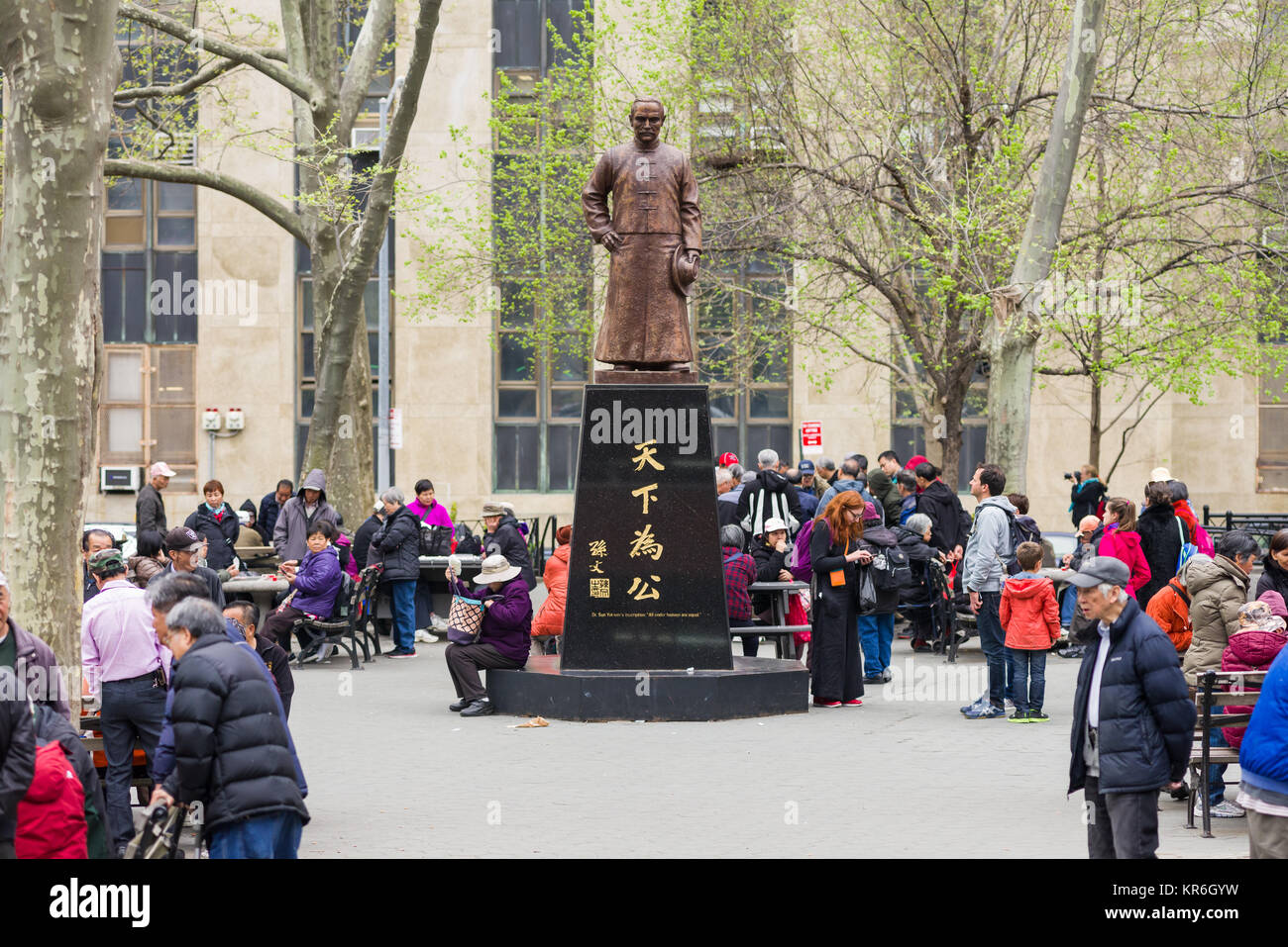 Dr. Sun Yat-sen-statue Denkmal im Columbus Park in Manhattan, lokale chinesische gesehen Kartenspiele als Touristen herum gehen kann, New York, USA Stockfoto