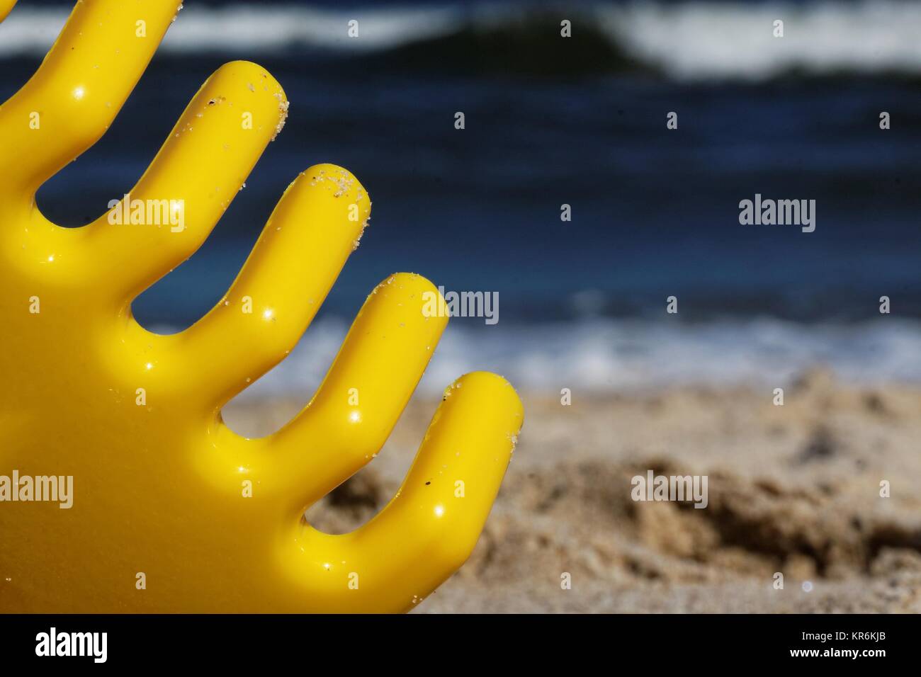 Eimer und Schaufel am Strand Stockfoto